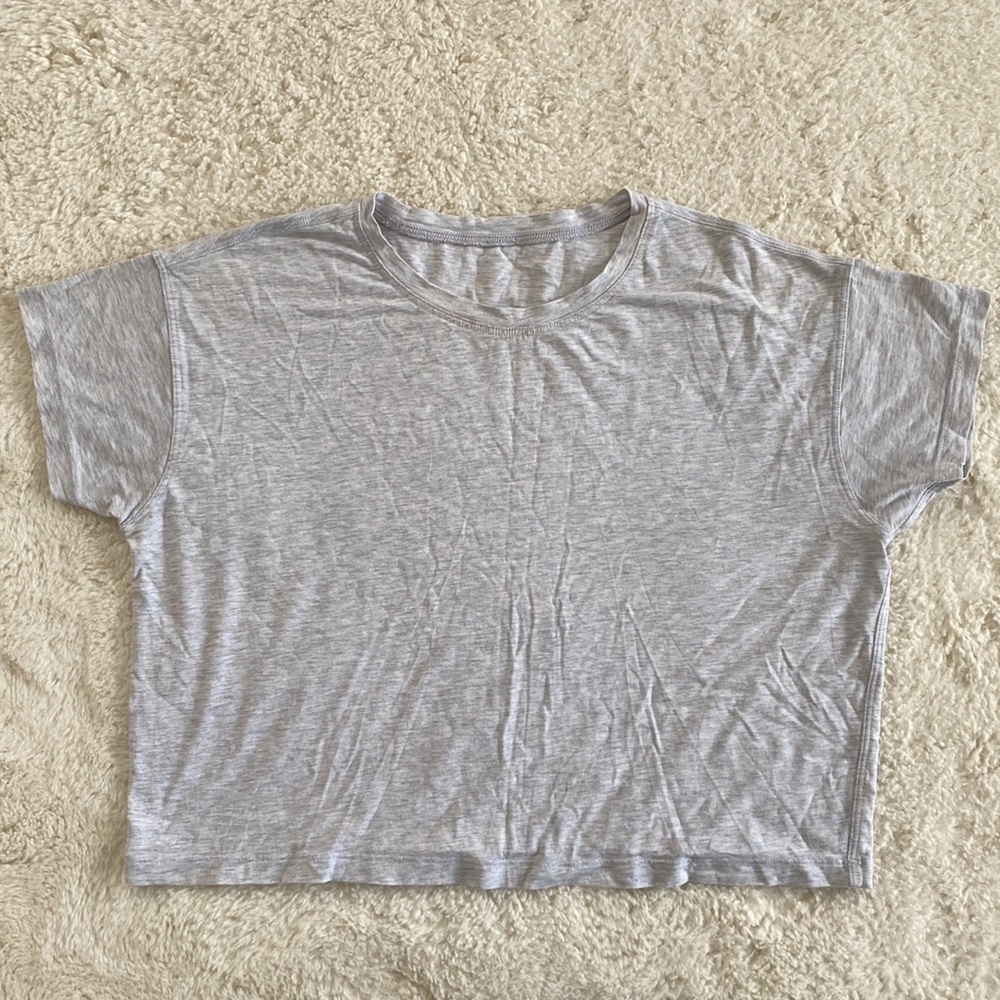 ❤️ Lululemon Cates Tee Size 4 Heathered Core Ultra Light Grey NWOT